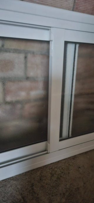 Ventana corredera de aluminio blanca