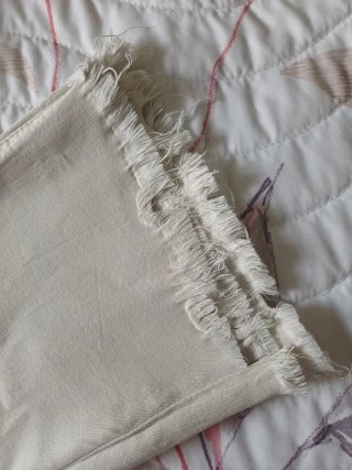Pantalón beige flare con rotos