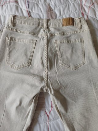 Pantalón beige flare con rotos
