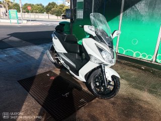 Maxi Scooter SYM 125cc Blanca y Negra