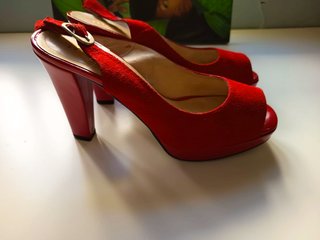 Zapatos de señora miMaO rojos de ante.