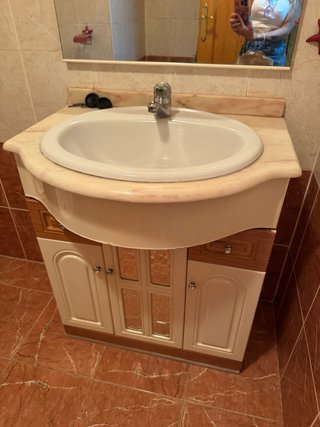 Lavabo de cerámica con mueble de madera