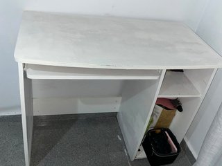 Silla de comedor blanca con asiento gris