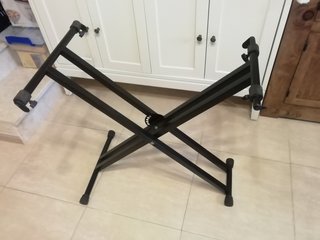 Xilófono de madera con patas y funda
