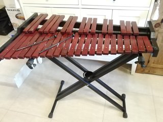 Xilófono de madera con patas y funda