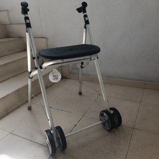 Andador con asiento nuevo