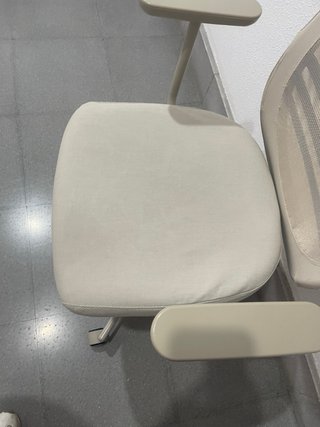 Silla de oficina beige y gris se puede quitar tdla