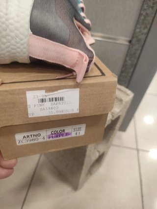 Zapatillas deportivas grises y rosas