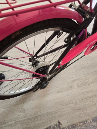 Bicicleta  morada y rosa  ruedas 24/1,75