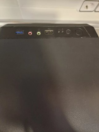 CPU marca TACENS y con Pantalla maraca LENOVO
