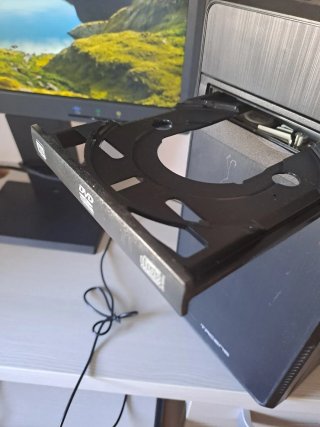 CPU marca TACENS y con Pantalla maraca LENOVO