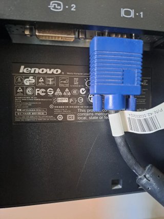 CPU marca TACENS y con Pantalla maraca LENOVO