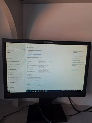 CPU marca TACENS y con Pantalla maraca LENOVO