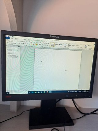 CPU marca TACENS y con Pantalla maraca LENOVO