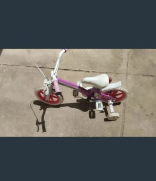 Bicicleta infantil rosa y blanca