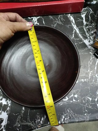 Plato oscuro de madera