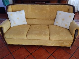 Sofá y sillón clásico amarillo