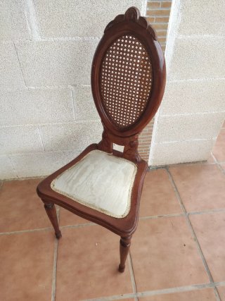 Silla de madera con asiento de tela y respaldo de