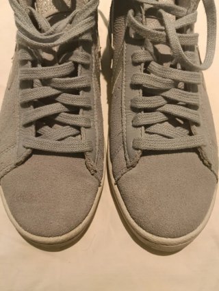 Converse grises y plateadas