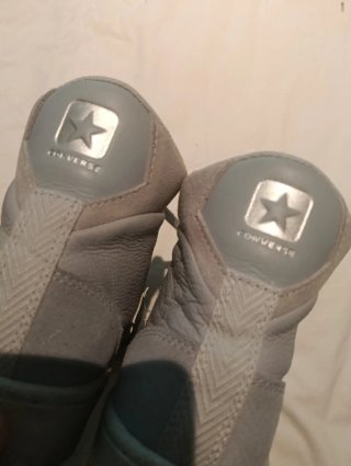Converse grises y plateadas