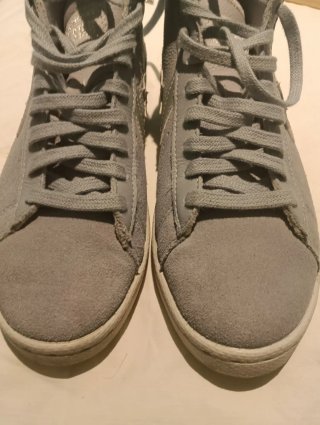 Converse grises y plateadas