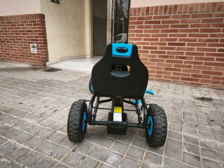 Coche a pedales negro y azul