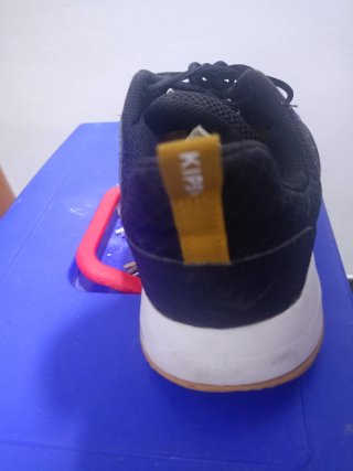 Zapatillas deportivas negras y blancas