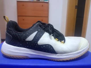 Zapatillas deportivas negras y blancas