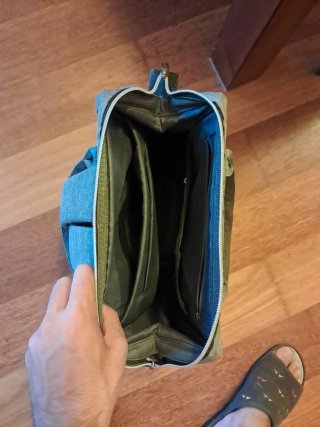 Mochila gris con estampado de flechas