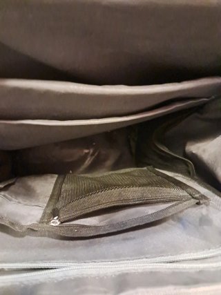 Mochila gris con estampado de flechas