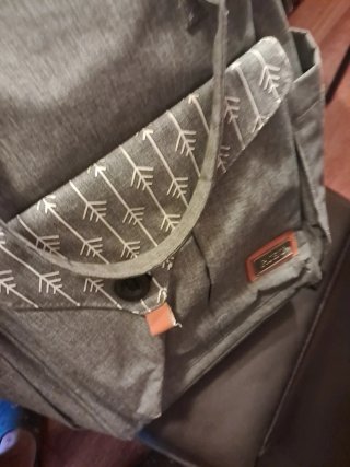 Mochila gris con estampado de flechas