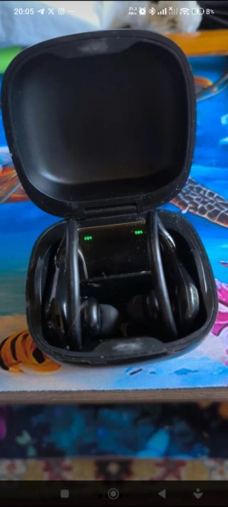 Auriculares Bluetooth Negros con pantalla LCD.