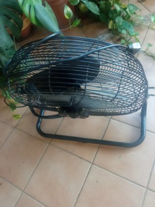 Ventilador de pie negro