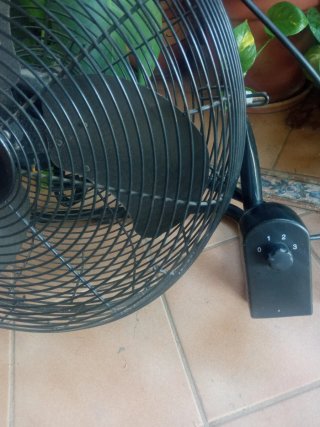Ventilador de pie negro
