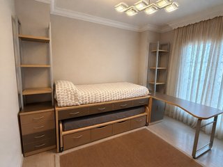 Conjunto dormitorio infantil con cama y escritorio
