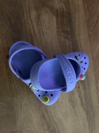 Crocs Morados Niña Talla 32 con Jibbitz