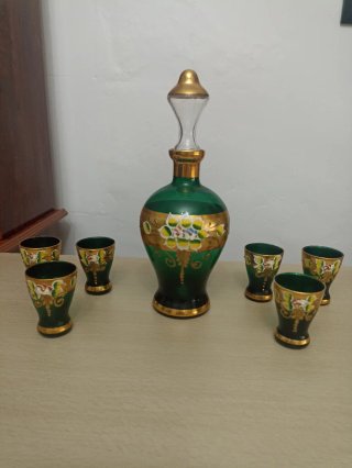 Juego de licorera de cristal verde y dorado