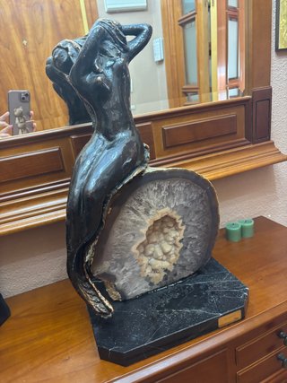 Figura Decorativa Mujer y Geoda