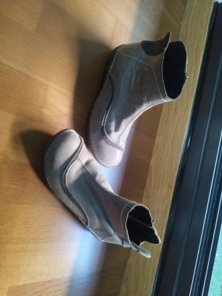 Botines grises con cremallera