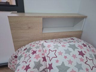 Cabecero de cama con mesita de noche