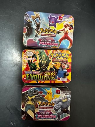 Lote Pokémon +900 Cartas + 3 Cajas Metálicas