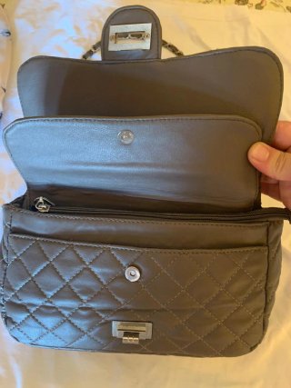 Bolso de mano acolchado con cadena