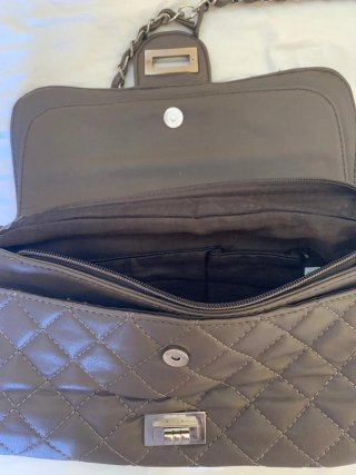 Bolso de mano acolchado con cadena