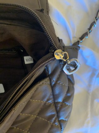 Bolso de mano acolchado con cadena