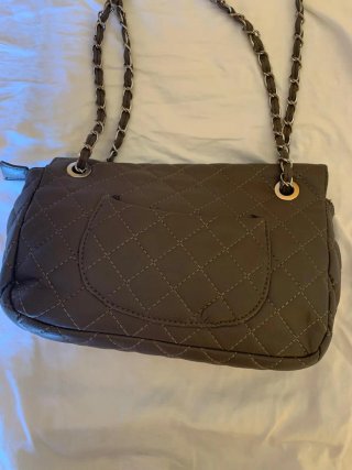 Bolso de mano acolchado con cadena