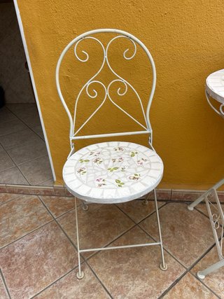 Mesa y 2 sillas café mosaico