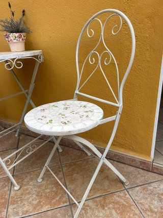 Mesa y 2 sillas café mosaico