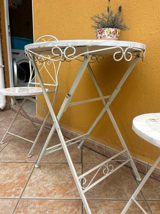 Mesa y 2 sillas café mosaico