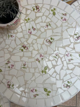 Mesa y 2 sillas café mosaico