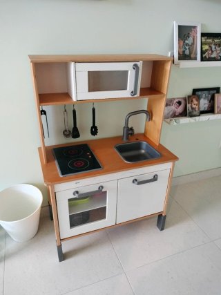 Cocinita de madera con accesorios